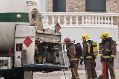 Protección Civil ha activado la fase de alerta del Plan especial de emergencias en el transporte de mercancías peligrosas por carretera y ferrocarril en Cataluña (Transcat) por una pequeña fuga en un camión de propano en Castelló d'Empúries, que transportaba 12 toneladas de propano.