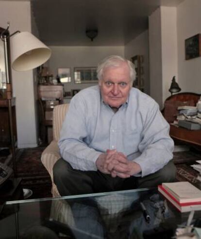 El poeta John Ashbery, en su apartamento de Nueva York en 2008.