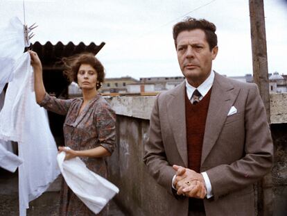 Sofía Loren y Marcello Mastroianni, en una escena de 'Una jornada particular', esa película de Ettore Scola.