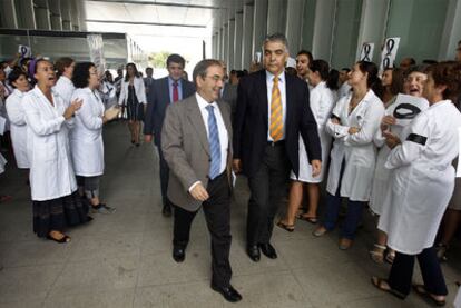 Una protesta del personal investigador recibió al consejero Luis Rosado, ayer, al llegar al Centro de Investigación Príncipe Felipe.