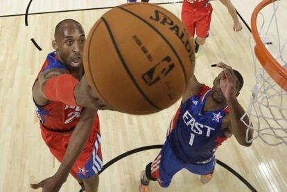 Kobe Bryant entra a canasta ante Chris Bosh