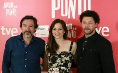 Los actores Ginés García Millán (i), Leonor Watling y Richard Coyle (d), posan durante la presentación hoy de la película "Amor en su punto", una comedia romántica, dirigida por Teresa Pelegrí, en la se entremezclan amor, humor y gastronomía.