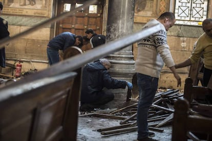 Agentes de la policía investigan en el interior de la catedral copta de El Cairo tras el atentado terrorista.