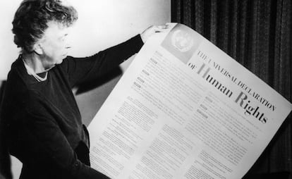 Eleanor Roosevelt sostiene la Declaración Universal de los Derechos Humanos de las Naciones Unidas.  