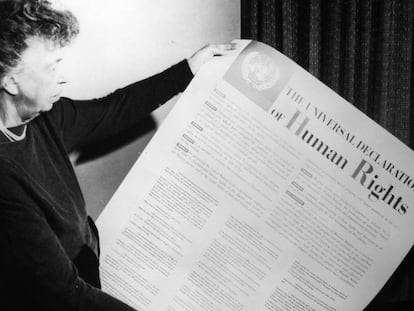 Eleanor Roosevelt segura a Declaração Universal dos Direitos Humanos das Nações Unidas.