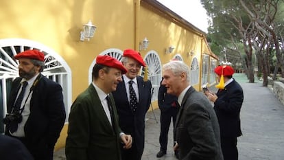 Ayuso (segundo por la izquierda) conversa con Sixto de Borbón, que se pretende rey legítimo de España.