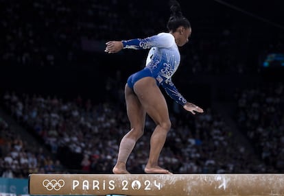 La gimnasta americana Simone Billes cae de la barra durante su ejercicio en la final femenina de barra de equilibrio, el 5 de agosto.