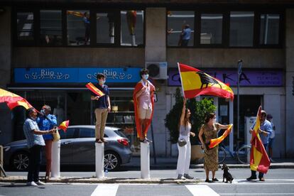 Participantes en la manifestación convocada por Vox en la ciudad de Sevilla, este sábado.