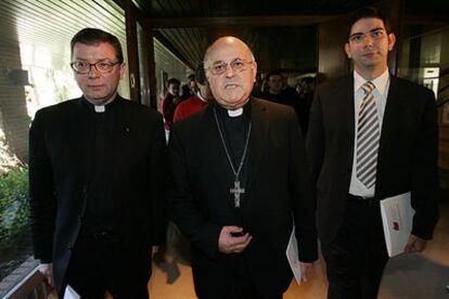 El obispo Blázquez, arropado por los responsables de comunicación de la Conferencia Episcopal, Martínez Camino (izquierda) e Isidro Catela.
