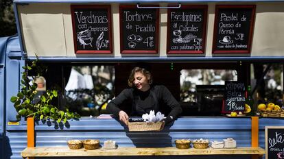 Una 'food truck' en el Madreat, mercado callejero que se reúne una vez al mes en Azca.