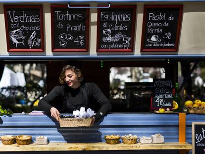 Una &#039;food truck&#039; en el Madreat, mercado callejero que se re&uacute;ne una vez al mes en Azca.