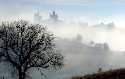 Otro de los pueblos limítrofes con España, en este caso muy accesible desde Zamora, es Miranda do Douro. Su fortaleza se eleva sobre el impresionante cañón del río Duero (los Arribes) y fue durante mucho tiempo un baluarte para protegerse de los vecinos españoles. Con su castillo medio derruido que le da un cierto encanto medieval, la actual Miranda recibe turistas españoles en lugar de repeler sus ataques. Su descomunal iglesia del siglo XVI quizá parezca desproporcionada en comparación con el resto de la localidad, pero en tiempos ejerció como catedral de toda la región. El museo etnográfico arroja luz sobre la cultura fronteriza del municipio, incluidas antiguas tradiciones como la danza de palos típica de los pauliteiros. Y los carteles de las calles están escritos en mirandés, un antiguo idioma emparentado con el astur leonés, que se desarrolló durante sus largos siglos de aislamiento del resto de Portugal. Aún lo hablan unas 10.000 personas en la zona. Lo más espectacular está en la presa de Miranda a un kilómetro de la localidad: aquí <a href="http://www.europarques.com/" target="_blank">el cañón del Duero es majestuoso y se puede recorrer en crucero fluvial</a>.