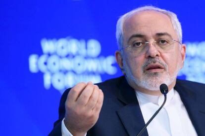 El ministro de Extreiores de Ir&aacute;n (sin corbata), Mohamed Javad Zarif, durante el encuentro de Davos. 
 
 
 
 
 
 
 
 With the world&#039;s elite holding its breath until Donald Trump becomes the next US president, outgoing Vice-President Joe Biden addresses the World Economic Forum in Davos. / AFP PHOTO / FABRICE COFFRINI