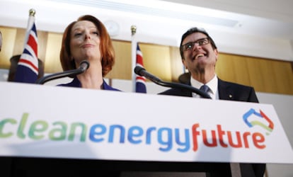 La primera ministra australiana, Julia Gillard, junto al ministro de Energía, Greg Combet, durante el anuncio de la tasa.