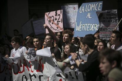 Manifestacion de estudiantes contra la reforma de la LOMCE en Barcelona.