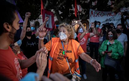 Miembros del Sindicato de Inquilinos celebran la aprobacion de la ley de Regulacion de los Precios del Alquiler, delante del Parlament.