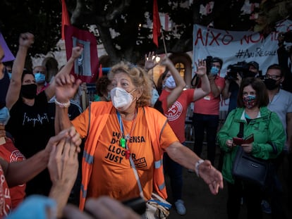 Miembros del Sindicato de Inquilinos celebran la aprobacion de la ley de Regulacion de los Precios del Alquiler, delante del Parlament.