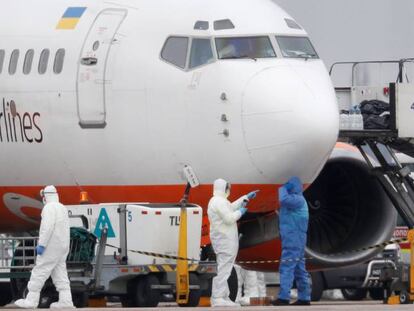Servicios de emergencia preparan el desembarque de los pasajeros ucranianos evacuados por avión desde China.