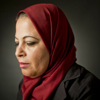 <p>Amal Syam (Palestina, 1969) trabaja desde 1997 como directora de un centro de asuntos de mujeres en Gaza que quiere empoderar a mujeres palestinas, especialmente a las gazatíes. Amal iba para maestra, pero su empleo como profesora de un colegio solo le duró tres meses. "Me sentí preocupada y cambié mi destino; me llamó la atención la deteriorada situación de las mujeres de Gaza, no hay muchas que se sientan comprometidas y yo quería contribuir a solucionar sus problemas", explica. </p> <p>Amal asegura que las instituciones feministas de Palestina trabajan en condiciones muy poco favorables porque existe una mentalidad muy machista. "Existen creencias que limitan la libertad de las mujeres y obstaculizan su camino hacia la igualdad". A esto hay que sumar la ocupación del Estado de Israel,que para esta feminista es el mayor "usurpador" de los derechos de sus compañeras: "Estar bajo el control de Hamas marca nuestro trabajo, y no hay que olvidar que carecemos de un marco legislativo sólido para proteger a las mujeres". El machismo, en auge por el fanatismo religioso, y la falta de autonomía de las mujeres a nivel económico, son otras consecuencias de la situación actual, asevera. </p> <p>Texto: Lola Hierro</p>