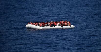 Inmigrantes en una barca en el Mediterr&aacute;neo.