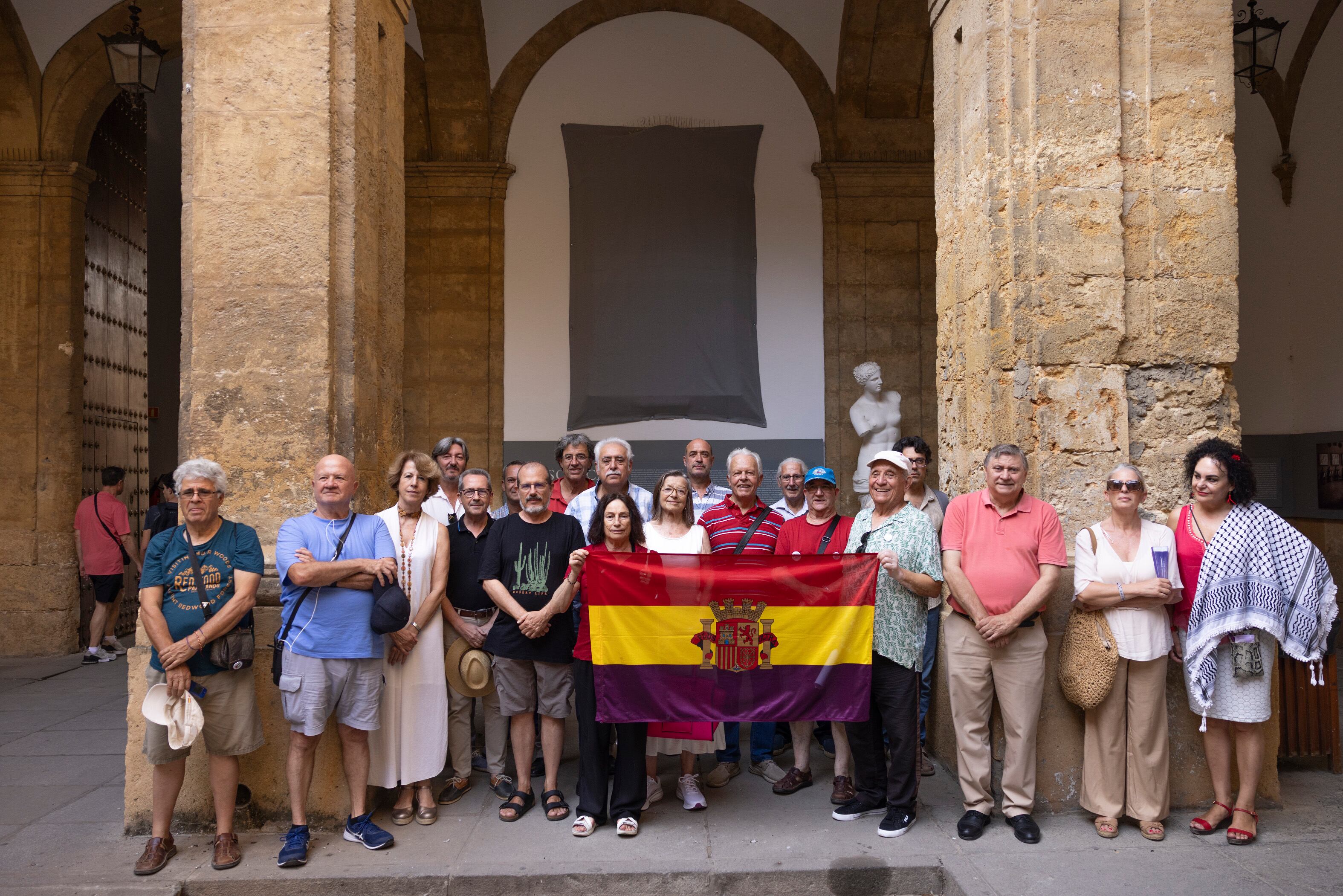La Universidad de Sevilla retira la placa a Franco, pero no salda todavía las cuentas con sus represaliados
