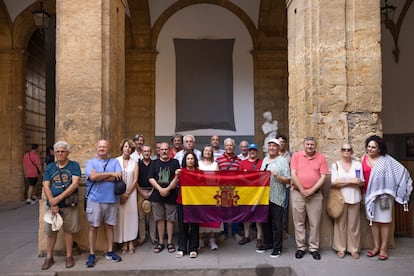El grupo de profesores de la Universidad de Sevilla que ha luchado para que se elimine un placa de Franco del rectorado.