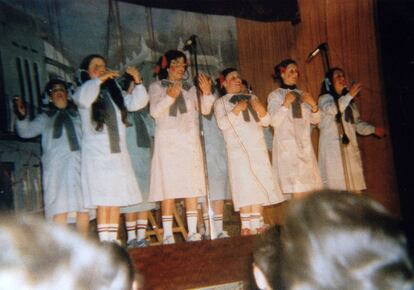 La comparsa Las Molondritas supuso un hito en el Carnaval de Cádiz. La directora, Isabel Payán Pavón, compartía nombre en los libretos junto a el autor de letra y música, Juan Muñoz Durán. En la imagen, la comparsa en 1980.


