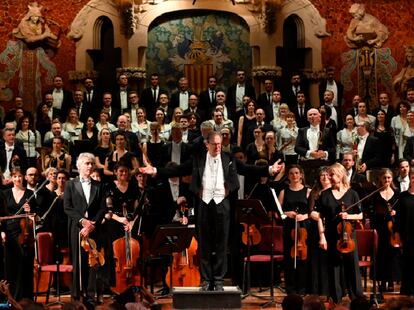 El director de orquesta, John Eliot Gardiner, saluda al público tras una jornada dedicada a Ludwig van Beethoven, en el Palau de la Música Catalana ( Barcelona) .