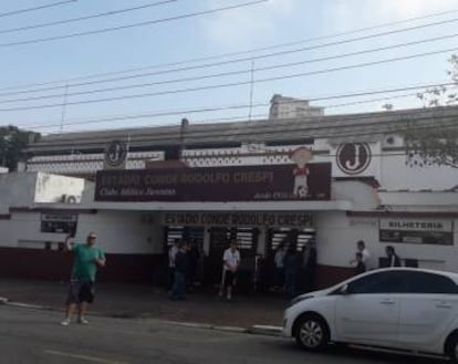 Fachada do estádio Conde Rodolfo Crespi.