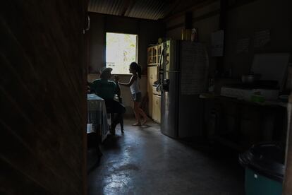 Un abuelo y su nieta juegan en la cocina de la casa de Cecilia Leyva en Curré.
