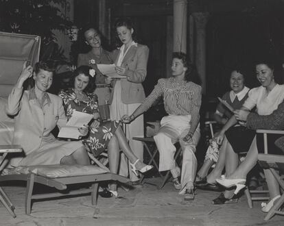 Mujeres ensayando en el Hollywood Studio Club.