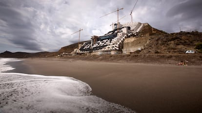 El Algarrobico, en Carboneras, Almería. El Tribunal Supremo confirmó en 2012 que el hotel viola la Ley de Costas.