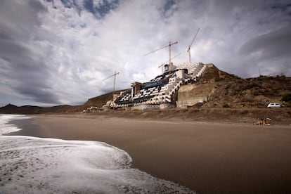 El Algarrobico, en Carboneras, Almería. El Tribunal Supremo confirmó en 2012 que el hotel viola la Ley de Costas.