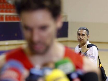 Scariolo observa a Pau Gasol durante su comparecencia ante los medios