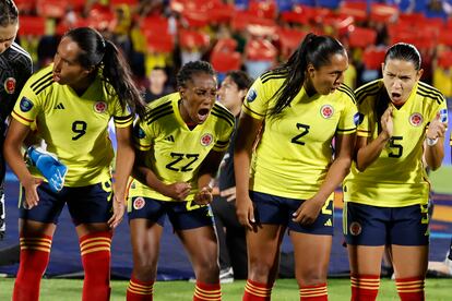 Jugadoras de Colombia se animan hoy, en la final de la Copa América Femenina entre Colombia y Brasil en el estadio Alfonso López en Bucaramanga.