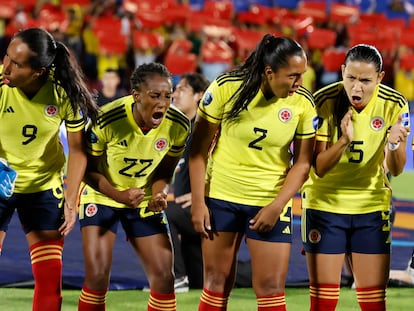 Jugadoras de Colombia se animan hoy, en la final de la Copa América Femenina entre Colombia y Brasil en el estadio Alfonso López en Bucaramanga.