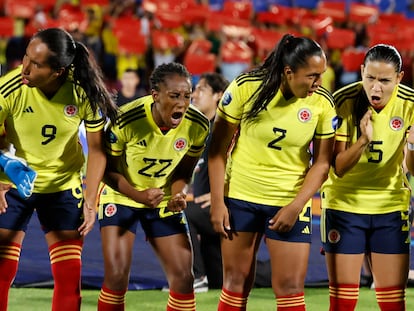 Jugadoras de Colombia se animan hoy, en la final de la Copa América Femenina entre Colombia y Brasil en el estadio Alfonso López en Bucaramanga.