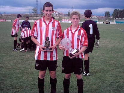 Iñigo Eguaras e Iker Muniain durante un torneo con las categorías inferiores del Athletic en la temporada 2004-05.