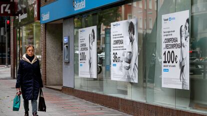 DVD 1135 (21 11 22). Madrid. Fachadas con carteles de una oficina del Banco Sabadell. © LUIS SEVILLANO