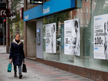 DVD 1135 (21 11 22). Madrid. Fachadas con carteles de una oficina del Banco Sabadell. © LUIS SEVILLANO