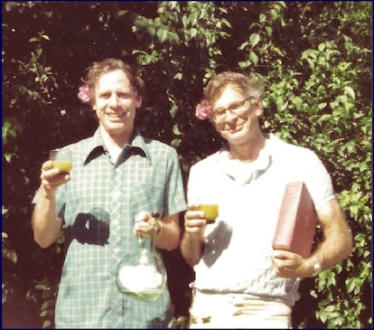 Amos Tversky y Daniel Kahneman brindan por su colaboración en 1970