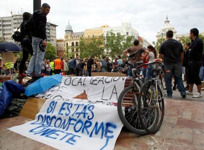 Varias pancartas de protesta en la concentración del 15-M en Valencia