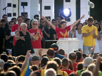 Carme Forcadell, con los brazos en alto, se dirige a los asistentes a la manifestaci&oacute;n del pasado 11 de septiembre en Barcelona.