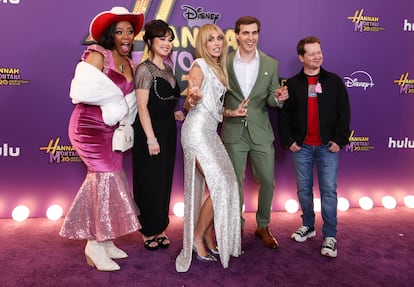 Miley Cyrus, rodeada por Cody Linley, Jason Earles, Anna Maria Perez de Tagle y Shanica Knowle, en Los Ángeles, en la celebración del 20º aniverario de 'Hannah Montana'.