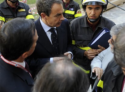 Zapatero charla con los miembros de Protección Civil italianos.