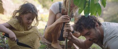 El documental empieza con una escena donde vemos al director con su mujer, Zoe, y su hija, Velvet, plantando.