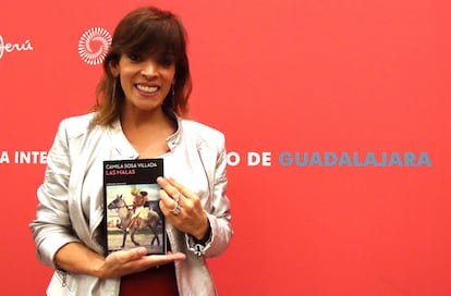 La escritora argentina Camila Sosa Villada, en la Feria del Libro de Guadalajara (México) el 3 de diciembre de 2021.