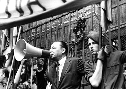 Blas Piñar, líder de Fuerza Nueva, con megáfono, y Carlos García Juliá, con bandera, en un acto ultraderechista.