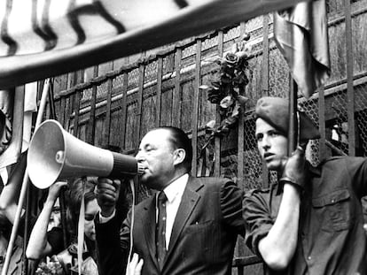 Blas Piñar, líder de Fuerza Nueva, con megáfono, y Carlos García Juliá, con bandera, en un acto ultraderechista.