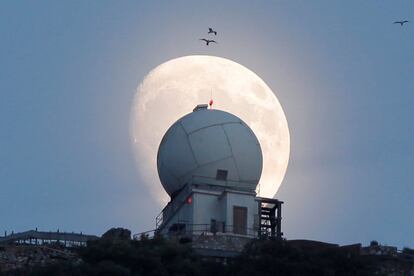 La lluna sobre Gibraltar.